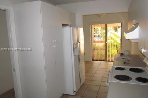 Снять в аренду таунхаус в Майами, Флорида 3 спальни, 126.25м2, № 2078118 - фото 25