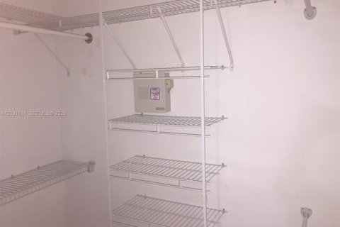 Снять в аренду таунхаус в Майами, Флорида 3 спальни, 126.25м2, № 2078118 - фото 23