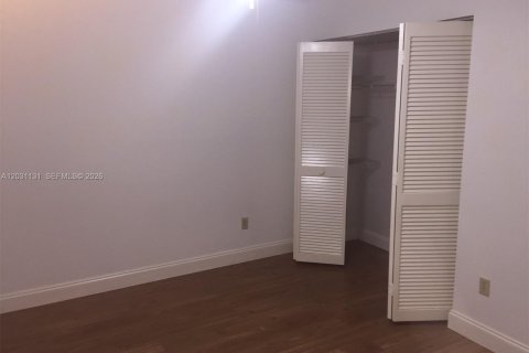 Снять в аренду таунхаус в Майами, Флорида 3 спальни, 126.25м2, № 2078118 - фото 19