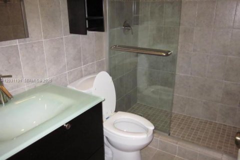 Снять в аренду таунхаус в Майами, Флорида 3 спальни, 126.25м2, № 2078118 - фото 27