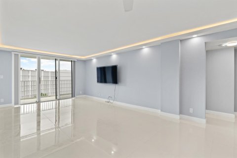 Condo in South Palm Beach, Florida, 1 bedroom  № 2251511 - photo 13