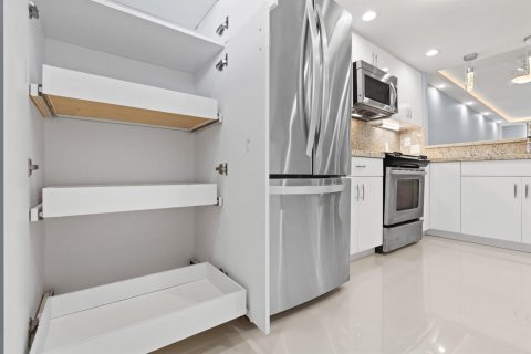 Condo in South Palm Beach, Florida, 1 bedroom  № 2251511 - photo 10