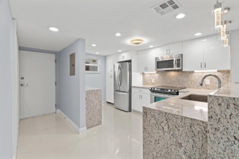 Condo in South Palm Beach, Florida, 1 bedroom  № 2251511 - photo 5