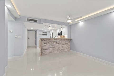 Condo in South Palm Beach, Florida, 1 bedroom  № 2251511 - photo 15