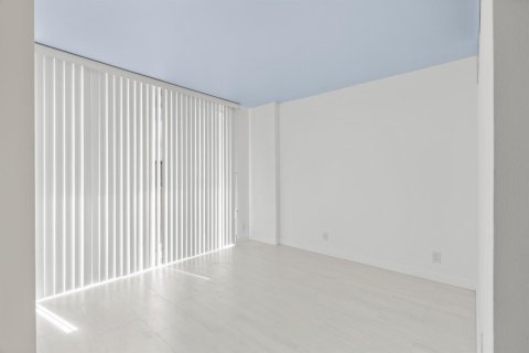 Condo in South Palm Beach, Florida, 1 bedroom  № 2251511 - photo 19