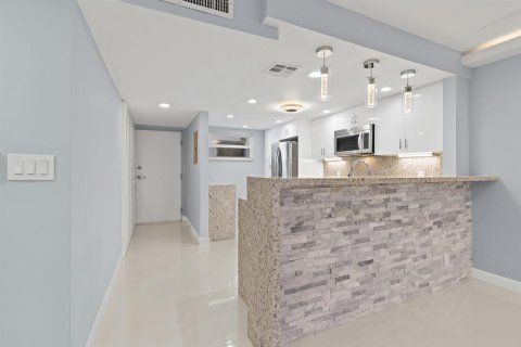 Condo in South Palm Beach, Florida, 1 bedroom  № 2251511 - photo 16