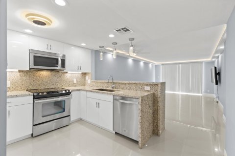 Condo in South Palm Beach, Florida, 1 bedroom  № 2251511 - photo 11