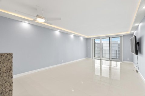 Condo in South Palm Beach, Florida, 1 bedroom  № 2251511 - photo 12