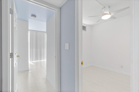 Condo in South Palm Beach, Florida, 1 bedroom  № 2251511 - photo 21
