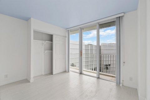 Condo in South Palm Beach, Florida, 1 bedroom  № 2251511 - photo 18