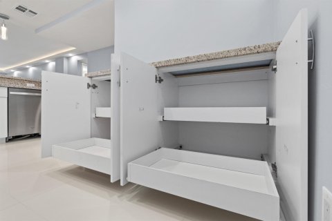 Condo in South Palm Beach, Florida, 1 bedroom  № 2251511 - photo 9