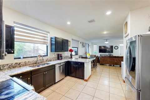 Casa en venta en Homestead, Florida, 5 dormitorios, 343.37 m2 № 1973628 - foto 15