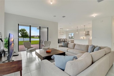 House in Ave Maria, Florida 4 bedrooms, 306.58 sq.m. № 1938668 - photo 6