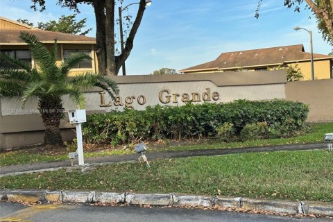 Купить кондоминиум в Хайалиа, Флорида 1 комната, 121.05м2, № 1980192 - фото 1