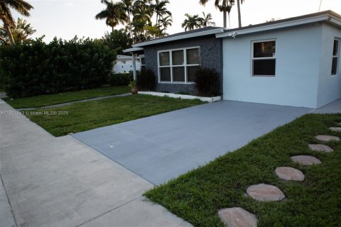 House in Dania Beach, Florida 3 bedrooms, 102.01 sq.m. № 1892501 - photo 1