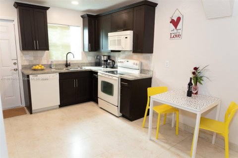 House in Dania Beach, Florida 3 bedrooms, 102.01 sq.m. № 1892501 - photo 8
