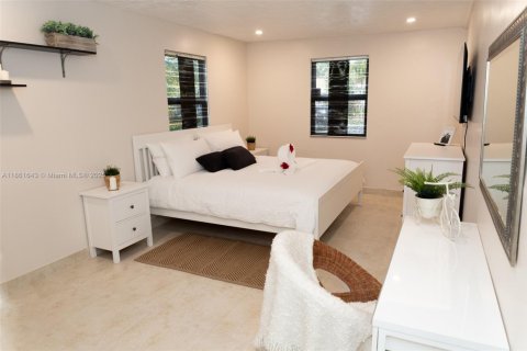 House in Dania Beach, Florida 3 bedrooms, 102.01 sq.m. № 1892501 - photo 11