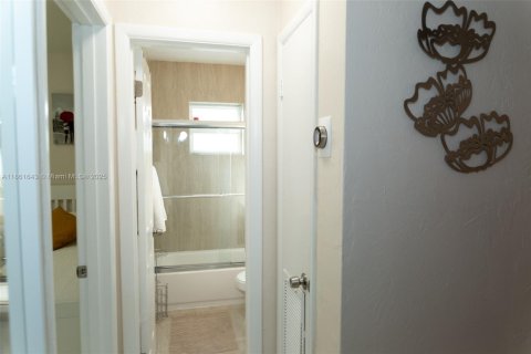 House in Dania Beach, Florida 3 bedrooms, 102.01 sq.m. № 1892501 - photo 23