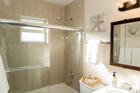 House in Dania Beach, Florida 3 bedrooms, 102.01 sq.m. № 1892501 - photo 24