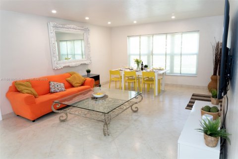 House in Dania Beach, Florida 3 bedrooms, 102.01 sq.m. № 1892501 - photo 3
