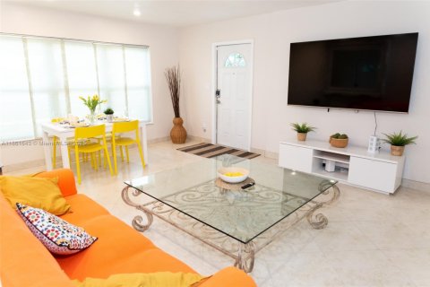 House in Dania Beach, Florida 3 bedrooms, 102.01 sq.m. № 1892501 - photo 7