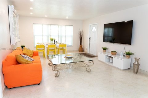 House in Dania Beach, Florida 3 bedrooms, 102.01 sq.m. № 1892501 - photo 2