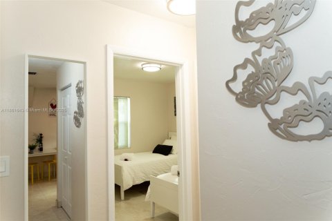 House in Dania Beach, Florida 3 bedrooms, 102.01 sq.m. № 1892501 - photo 17