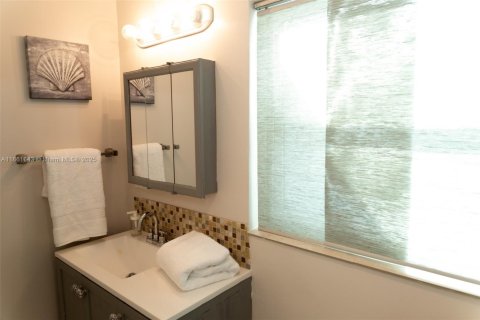 House in Dania Beach, Florida 3 bedrooms, 102.01 sq.m. № 1892501 - photo 16