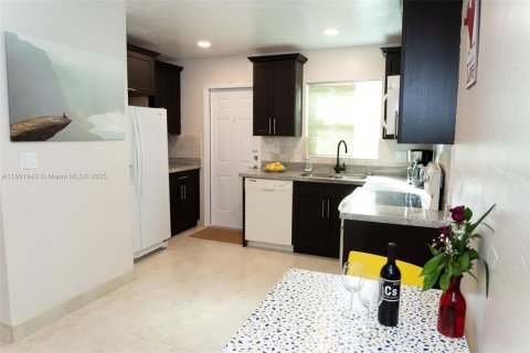 House in Dania Beach, Florida 3 bedrooms, 102.01 sq.m. № 1892501 - photo 9