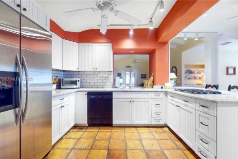 House in Coral Gables, Florida 4 bedrooms, 288.46 sq.m. № 1987369 - photo 10