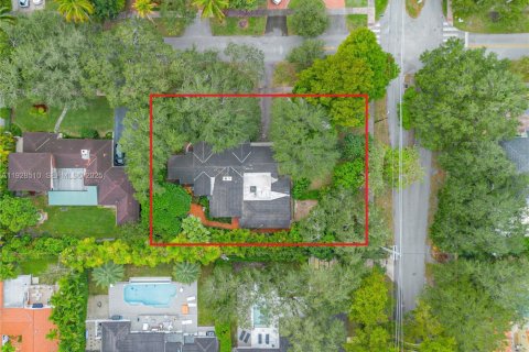 House in Coral Gables, Florida 4 bedrooms, 288.46 sq.m. № 1987369 - photo 1