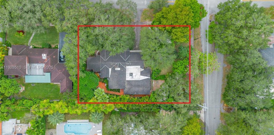 House in Coral Gables, Florida 4 bedrooms, 288.46 sq.m. № 1987369