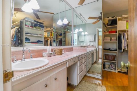 House in Coral Gables, Florida 4 bedrooms, 288.46 sq.m. № 1987369 - photo 22