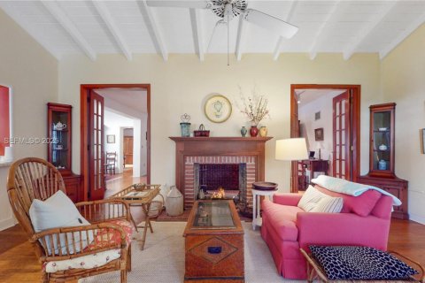 House in Coral Gables, Florida 4 bedrooms, 288.46 sq.m. № 1987369 - photo 6