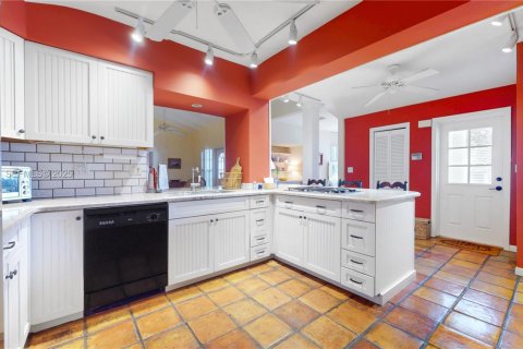 House in Coral Gables, Florida 4 bedrooms, 288.46 sq.m. № 1987369 - photo 11