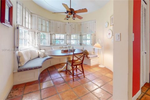 House in Coral Gables, Florida 4 bedrooms, 288.46 sq.m. № 1987369 - photo 13