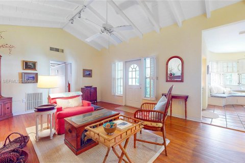 House in Coral Gables, Florida 4 bedrooms, 288.46 sq.m. № 1987369 - photo 8