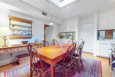 House in Coral Gables, Florida 4 bedrooms, 288.46 sq.m. № 1987369 - photo 16