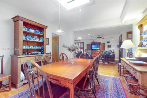 House in Coral Gables, Florida 4 bedrooms, 288.46 sq.m. № 1987369 - photo 17