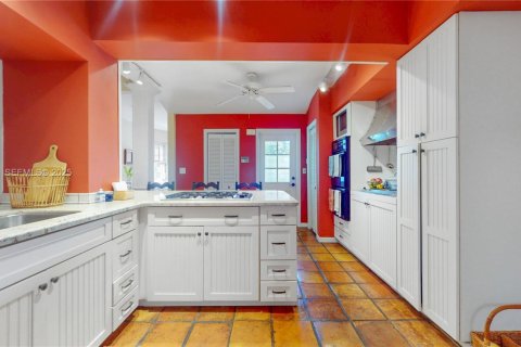 House in Coral Gables, Florida 4 bedrooms, 288.46 sq.m. № 1987369 - photo 12