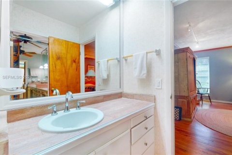 House in Coral Gables, Florida 4 bedrooms, 288.46 sq.m. № 1987369 - photo 21