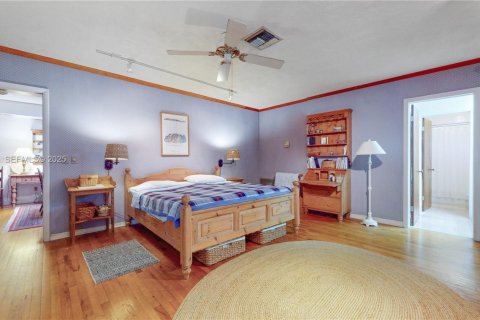 House in Coral Gables, Florida 4 bedrooms, 288.46 sq.m. № 1987369 - photo 18