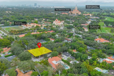 House in Coral Gables, Florida 4 bedrooms, 288.46 sq.m. № 1987369 - photo 3