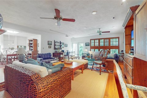 House in Coral Gables, Florida 4 bedrooms, 288.46 sq.m. № 1987369 - photo 15