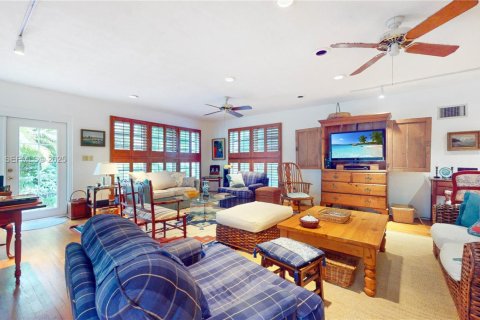 House in Coral Gables, Florida 4 bedrooms, 288.46 sq.m. № 1987369 - photo 14