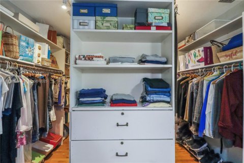 House in Coral Gables, Florida 4 bedrooms, 288.46 sq.m. № 1987369 - photo 23