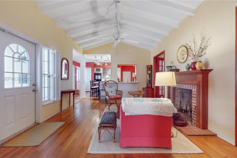 House in Coral Gables, Florida 4 bedrooms, 288.46 sq.m. № 1987369 - photo 7