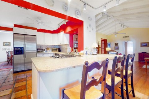 House in Coral Gables, Florida 4 bedrooms, 288.46 sq.m. № 1987369 - photo 9