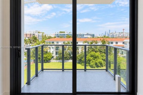Copropriété à louer à Bay Harbor Islands, Floride: 2 chambres, 117.71 m2 № 2387894 - photo 3