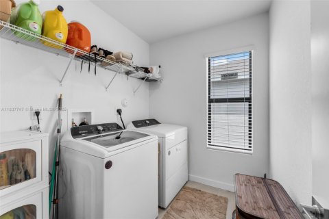 House in Homestead, Florida 5 bedrooms, 276.85 sq.m. № 1823944 - photo 29